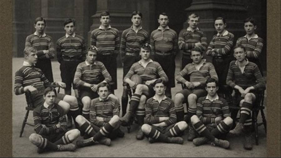 J.R.R Tolkien, creatorul „Stăpânul Inelelor”, a fost aproape să își taie limba în pasiunea sa pentru rugby! „Am învățat pe teren mai mult ca în universități”