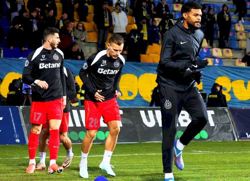 Jucătorii FCSB la încălzire, înainte de meci