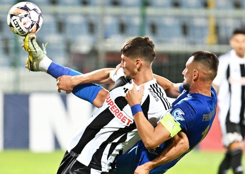 Vladislav Blănuță, de la U Cluj, în duel cu Dragoș Grigore, într-un Universitatea Cluj - Gloria Buzău, foto: Imago