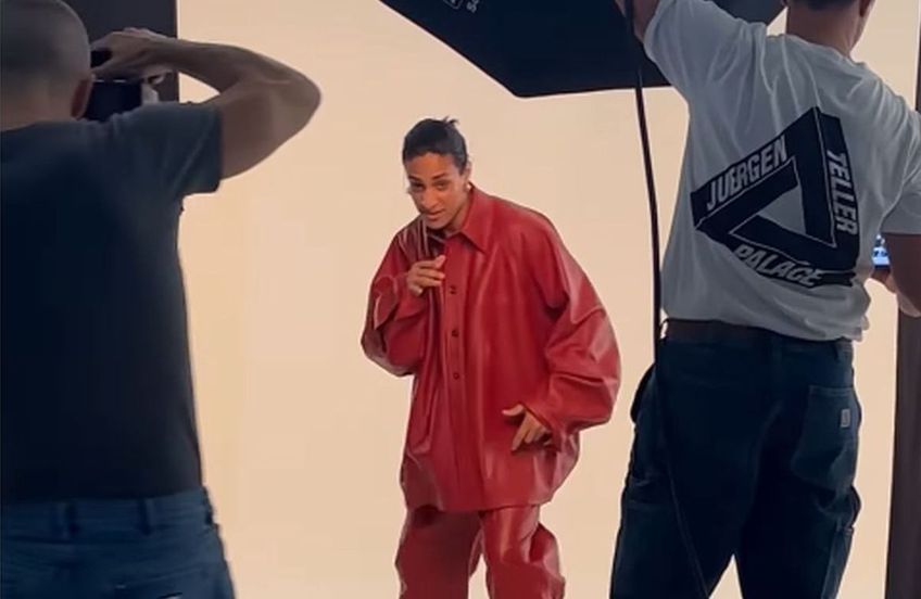Imane Khelif, campioana olimpică a categoriei 66 kilograme la box feminin, a fost protagonista unui pictorial pentru Vogue Arabia. În ziua publicării fotografiilor, algerianca a aflat că a fost interzisă la Campionatul Mondial.