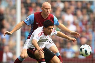 Un fundaș central din Premier League a jucat cu o bucată de carne în gheată: „La pauză, era aproape gătită"