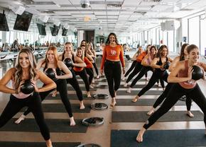 Motivul bizar pentru care Franța ar putea interzice prezența bărbaților la cursurile de Pilates