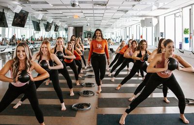 Motivul bizar pentru care Franța ar putea interzice prezența bărbaților la cursurile de Pilates