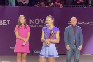 Sorana Cîrstea a primit trofeul Transylvania Open de la Simona Halep: „Cea mai frumoasă săptămână din viața mea”