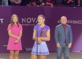 Sorana Cîrstea a primit trofeul Transylvania Open de la Simona Halep: „Cea mai frumoasă săptămână din viața mea”