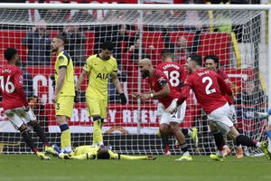 Gafa lui Romero, șansa lui Radu Drăgușin? » Eliminat cu United, căpitanul lui Tottenham va absenta o lună!