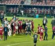 Scene HALUCINANTE după derby-ul câștigat de CFR Cluj » Bergodi își iese din minți, sare să-i bată pe Cordea și Muhar » Antrenorul DĂ CU PUMNII în adversari