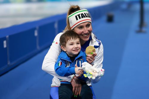 Francesca Lollobrigida, campioană olimpică la patinaj viteză, 3.000 m, și fiul ei, Tommasso Foto: Guliver/GettyImages