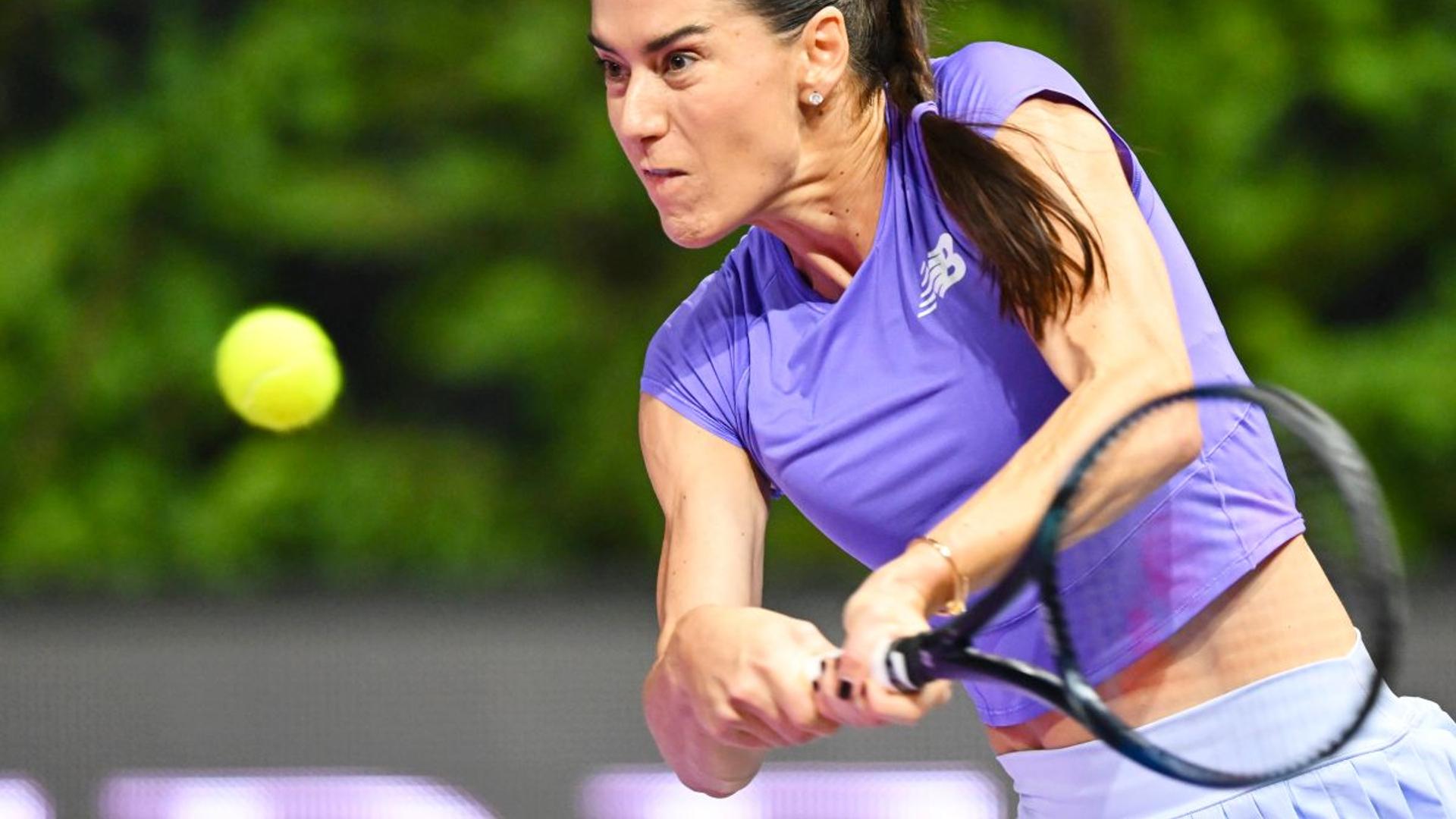 Sorana Cîrstea în acțiune pe teren la turneul WTA 1000 Dubai, după calificarea în turul secund al competiției. | sursa foto: Gazeta Sporturilor