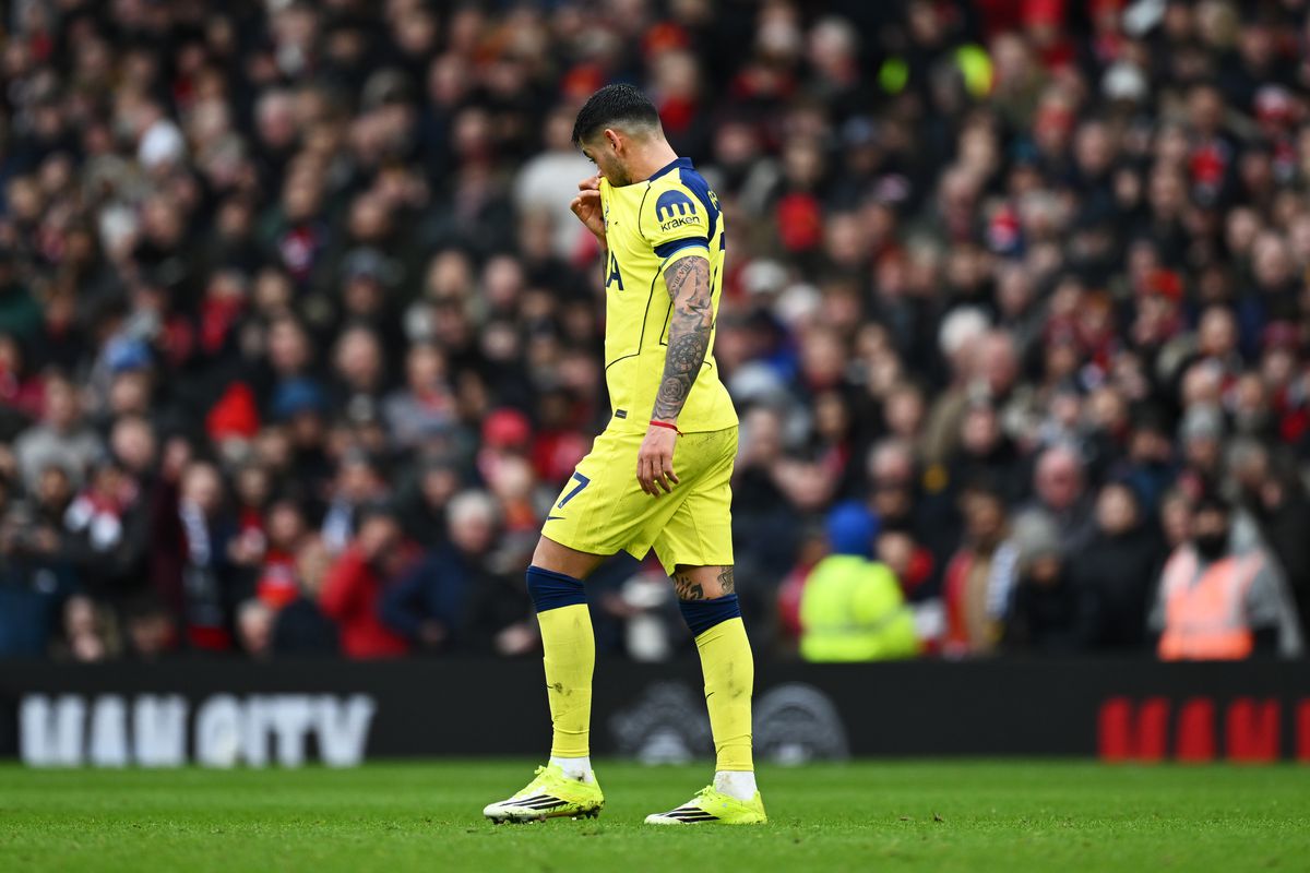 Radu Drăgușin n-a putut opri „tăvălugul” lui Manchester United » Românul a prins aproape 70 de minute