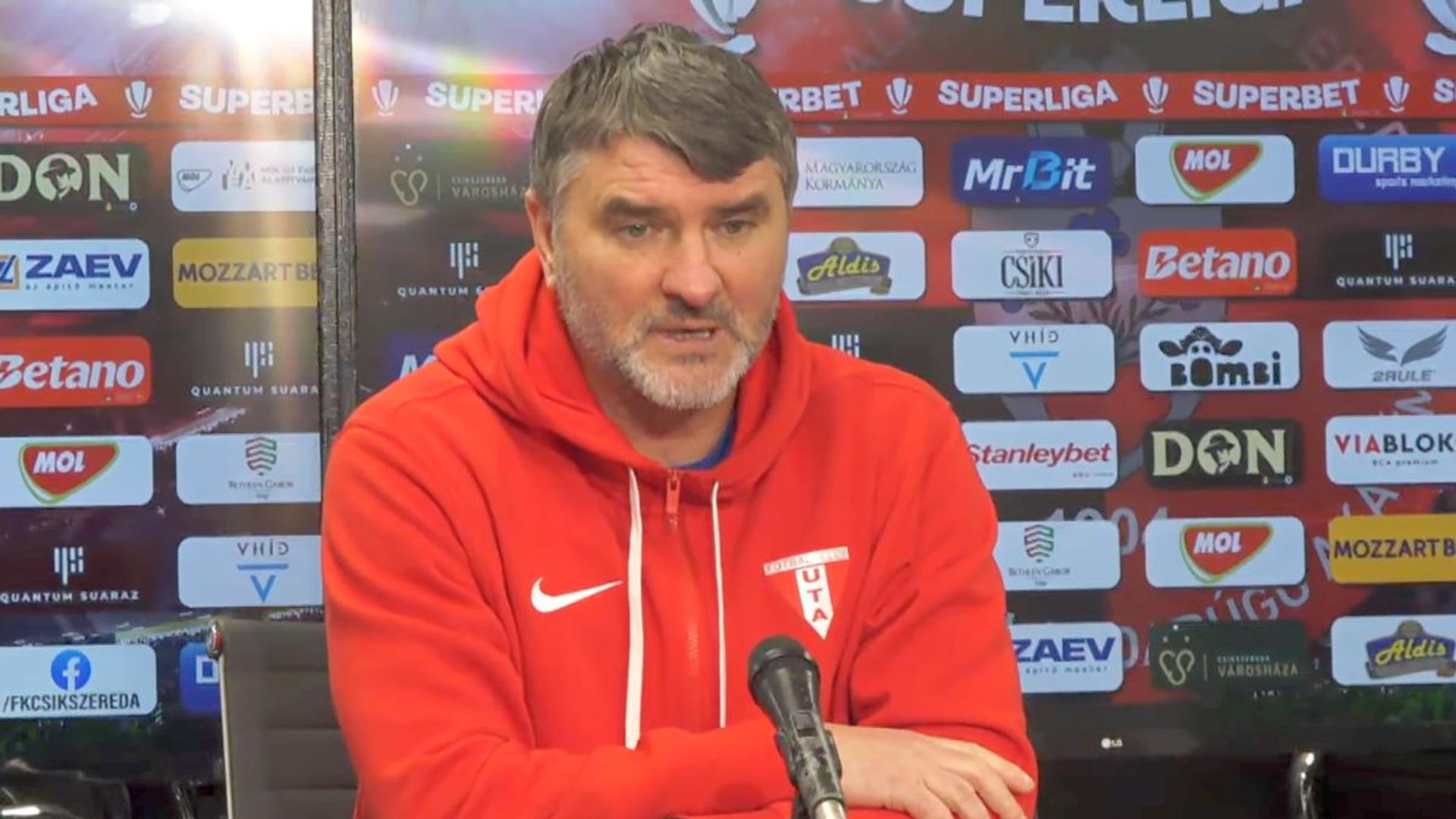Adrian Mihalcea discutând cu jucătorii UTA după înfrângerea care complică retrogradarea, Marius Coman absent din cauza accidentării | sursa foto: Gazeta Sporturilor