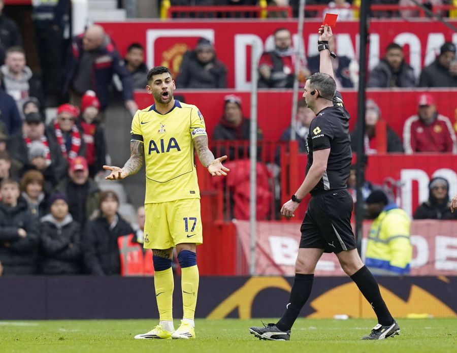 Gafa lui Romero, șansa lui Radu Drăgușin! » Eliminat cu United, căpitanul lui Tottenham va reveni peste o lună