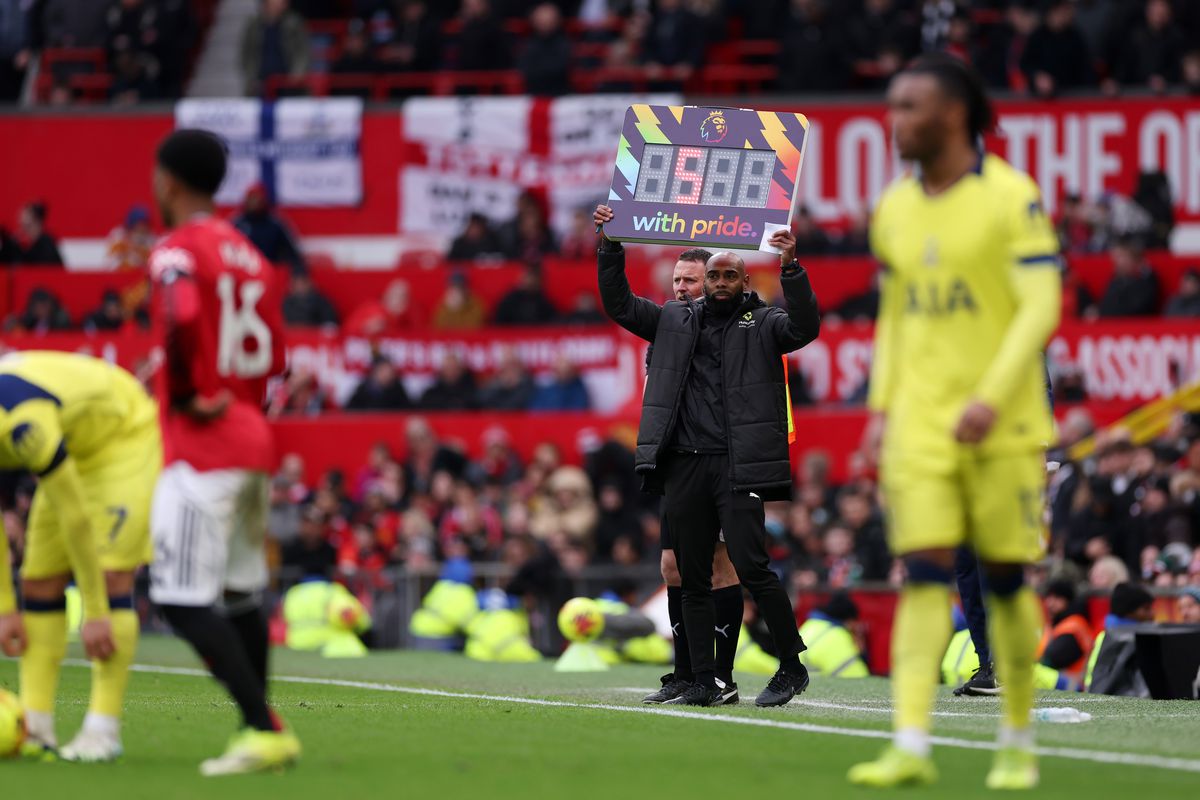 Radu Drăgușin n-a putut opri „tăvălugul” lui Manchester United » Românul a prins aproape 70 de minute