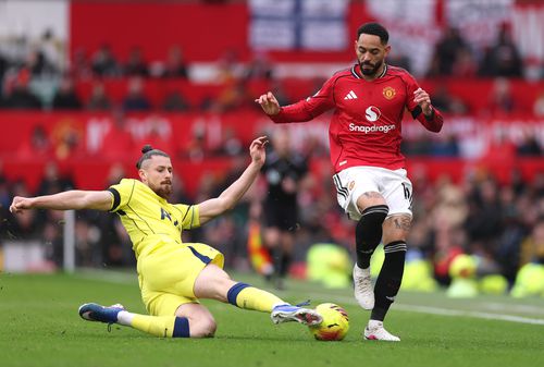 Radu Drăgușin, în Manchester United - Tottenham, în etapa #25 din Premier League // FOTO: Getty Images