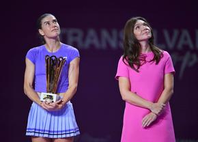 Sorana Cîrstea a primit trofeul Transylvania Open de la Simona Halep: „Cea mai frumoasă săptămână din viața mea!”