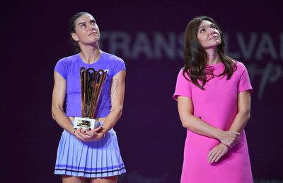 Sorana Cîrstea a primit trofeul Transylvania Open de la Simona Halep: „Cea mai frumoasă săptămână din viața mea!”