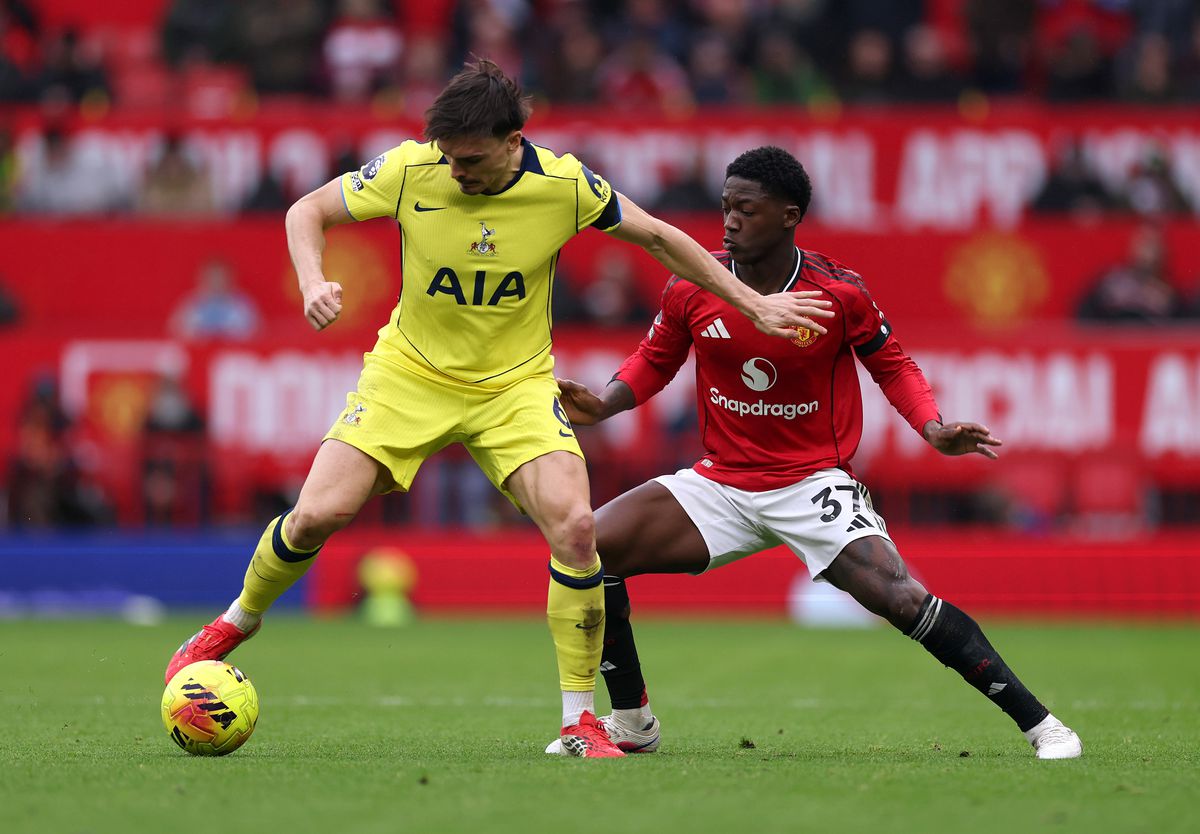 Radu Drăgușin n-a putut opri „tăvălugul” lui Manchester United » Românul a prins aproape 70 de minute