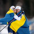 Frida Karlsson (dreapta) o îmbrățișează pe compatrioata Ebba Anderson după proba de 10+10km la JO Milano-Cortina Foto: Imago Images