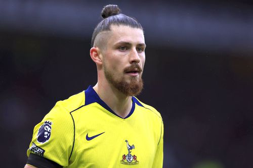 Radu Drăgușin, fundașul central al lui Tottenham, a jucat o oră în partida cu Manchester United, scor 0-2/ foto Imago Images