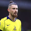 Radu Drăgușin, fundașul central al lui Tottenham, a jucat o oră în partida cu Manchester United, scor 0-2/ foto Imago Images