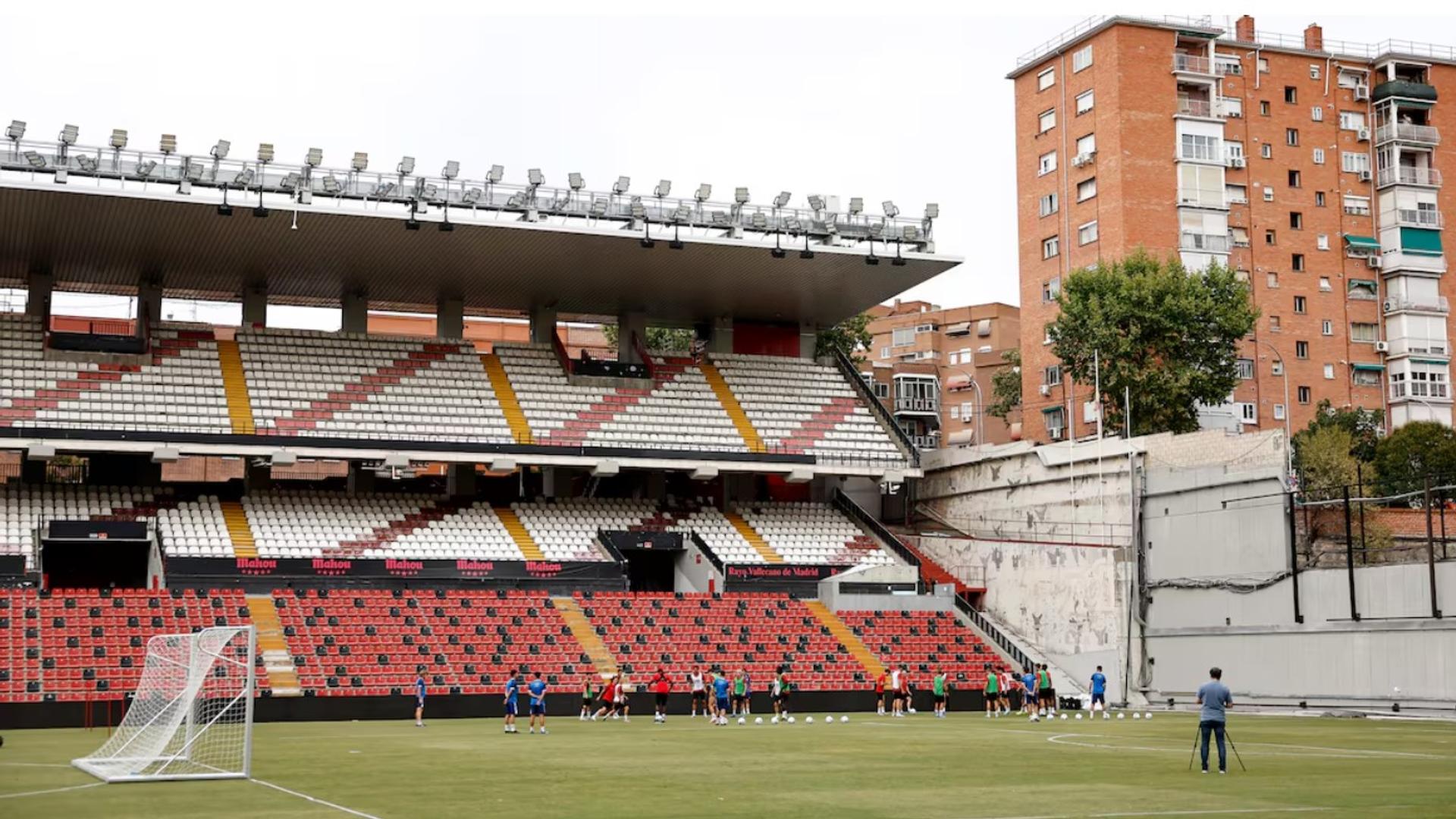 Stadionul Vallecas cu gazon nou, umed și deteriorat, reflectând condiții teren nefavorabile pentru amânare meci LaLiga Rayo Vallecano Oviedo | sursa foto: Gazeta Sporturilor