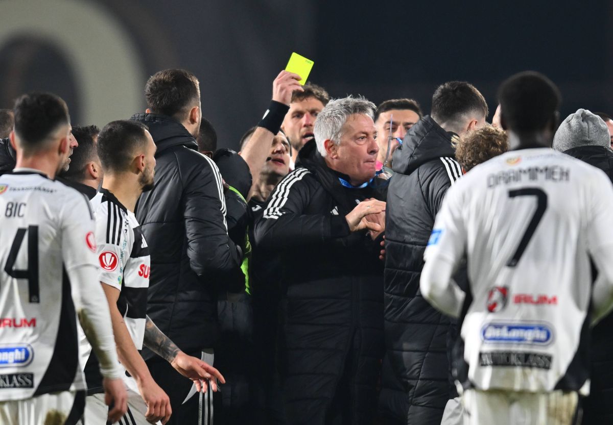 Scene HALUCINANTE după derby-ul câștigat de CFR Cluj » Bergodi își iese din minți, sare să-i bată pe Cordea și Muhar » Antrenorul DĂ CU PUMNII în adversari