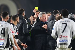 Scene HALUCINANTE după derby-ul câștigat de CFR Cluj » Bergodi își iese din minți, sare să-i bată pe Cordea și Muhar » Antrenorul DĂ CU PUMNII în adversari