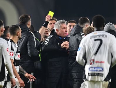 Scene HALUCINANTE după derby-ul câștigat de CFR Cluj » Bergodi își iese din minți, sare să-i bată pe Cordea și Muhar » Antrenorul DĂ CU PUMNII în adversari