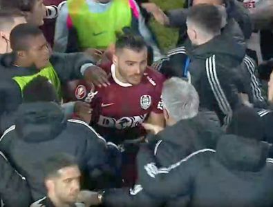 Scene HALUCINANTE după derby-ul câștigat de CFR Cluj » Bergodi își iese din minți, sare să-i bată pe Cordea și Muhar » Antrenorul DĂ CU PUMNII în adversari