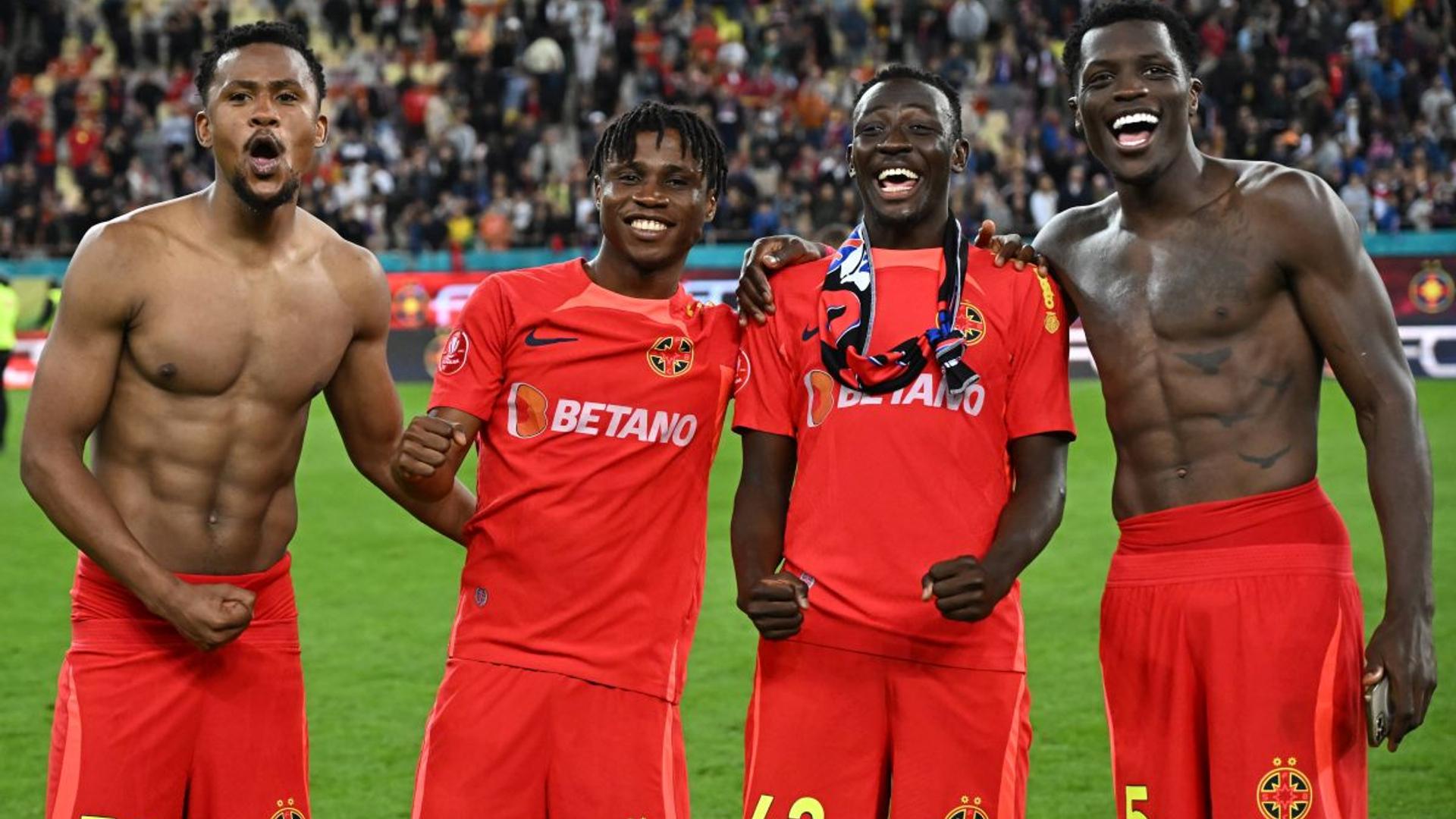 Nana Antwi în tricoul FCSB semnând contractul de transfer către Beitar Ierusalim, oficializând vânzarea clubului român. | sursa foto: Gazeta Sporturilor
