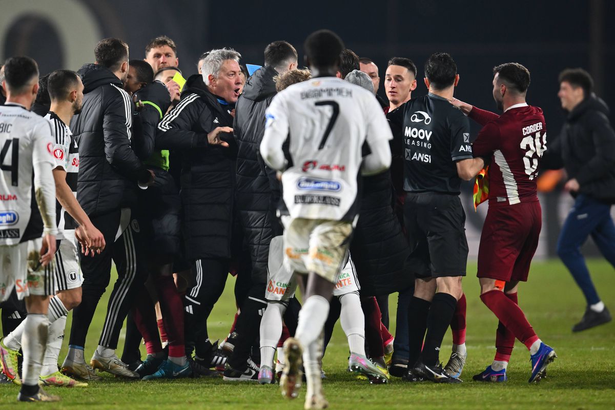 Scene HALUCINANTE după derby-ul câștigat de CFR Cluj » Bergodi își iese din minți, sare să-i bată pe Cordea și Muhar » Antrenorul DĂ CU PUMNII în adversari
