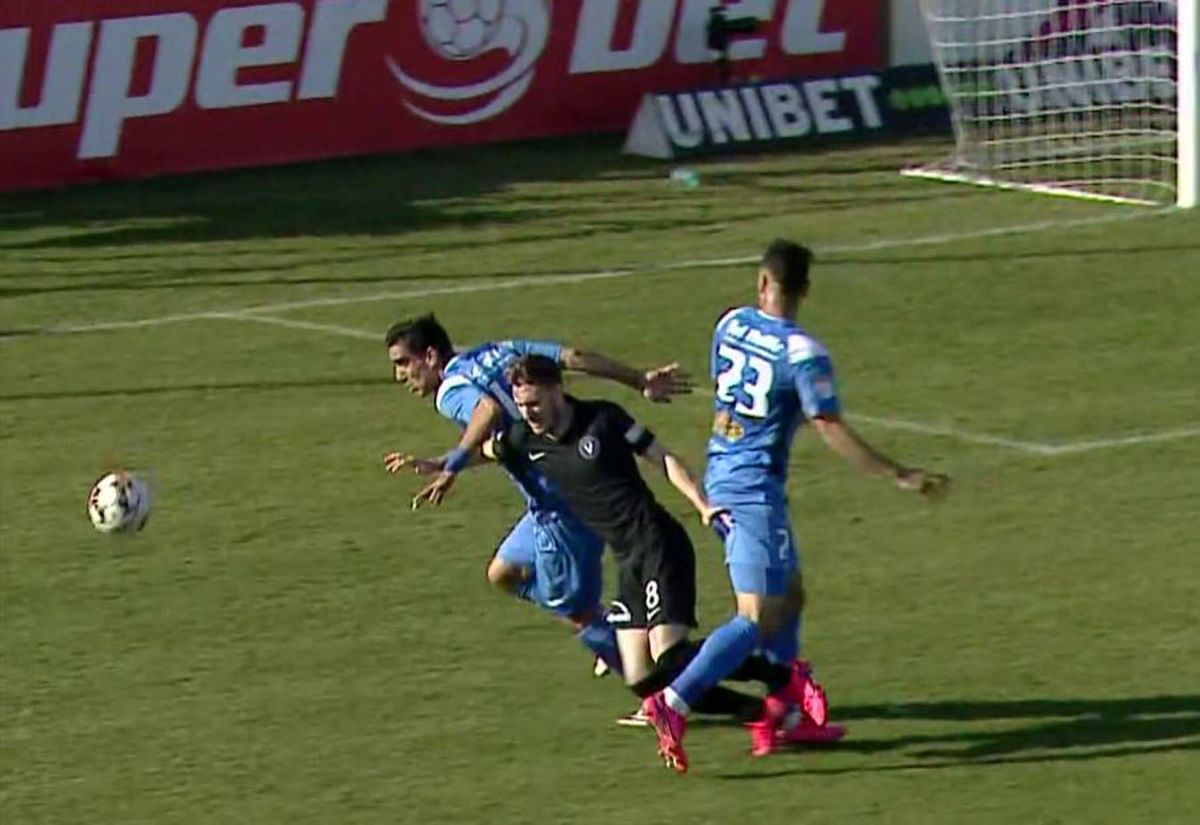// FOTO Două faze controversate în repriza secundă! Arbitrul Lucian Rusandu a neumulțumit pe toată lumea