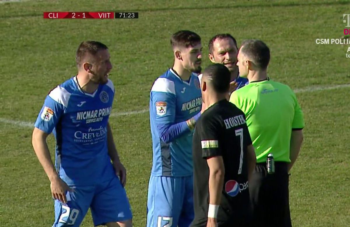 // FOTO Două faze controversate în repriza secundă! Arbitrul Lucian Rusandu a neumulțumit pe toată lumea