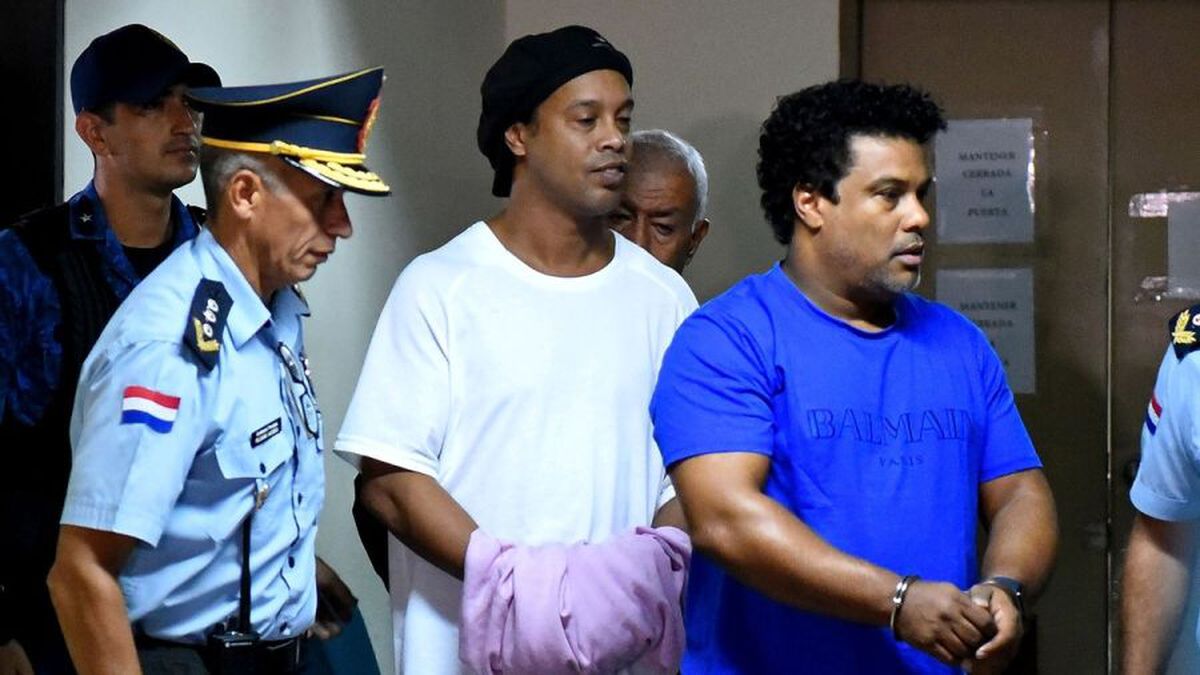 Ronaldinho și fratele său au dormit la pușcărie! UPDATE: Judecătorii cer prelungirea arestării preventive!