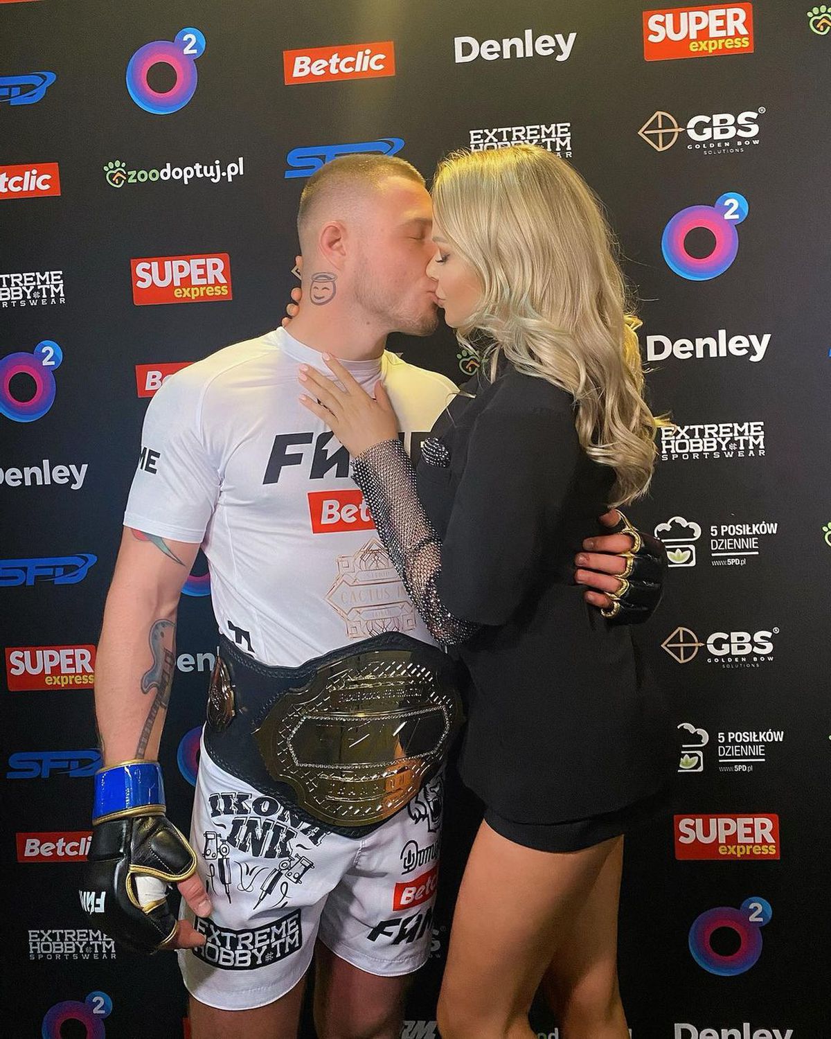 FOTO A sărbătorit victoria din MMA alături de iubita lui! Superba blondă atrage toate privirile