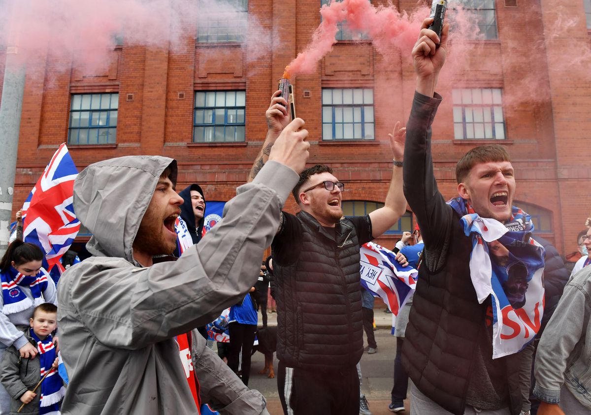 Suporterii lui Rangers au sărbătorit în stradă primul titlu după 10 ani » Prim-ministrul Scoției, furios după ce a văzut imaginile: „Este enervant și rușinos!”