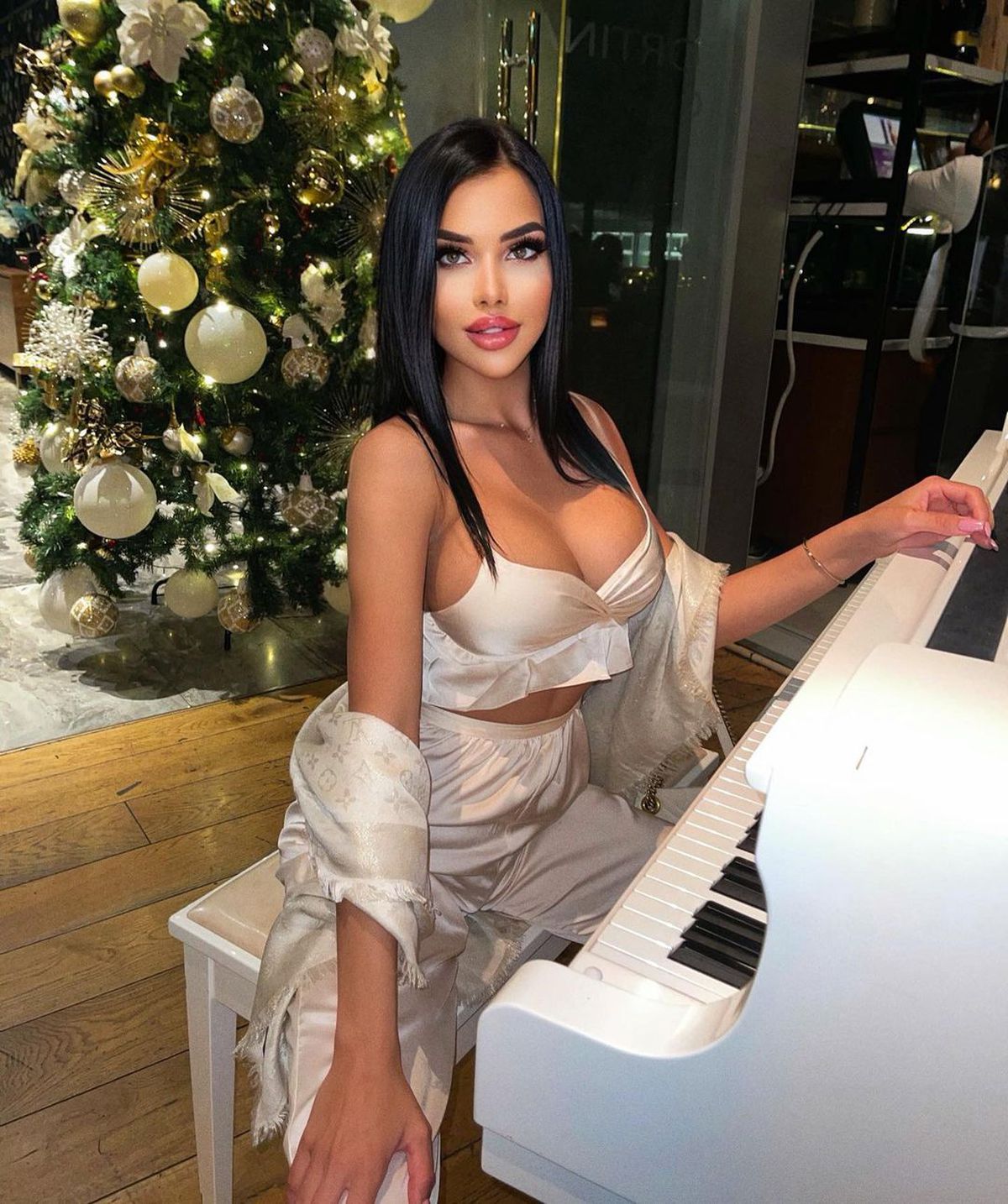 FOTO HOT Ea îi susține pe Drăgușin și Ronaldo: a făcut senzație în Europa de est și ține cu Juventus