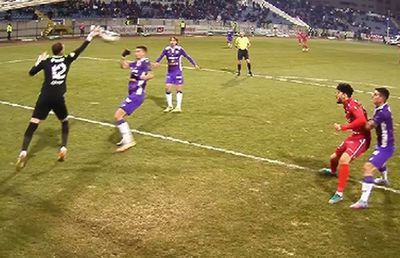 Tabelă deblocată după o gafă uriașă de portar » Ce s-a întâmplat în meciul decisiv pentru ultimul loc din play-off