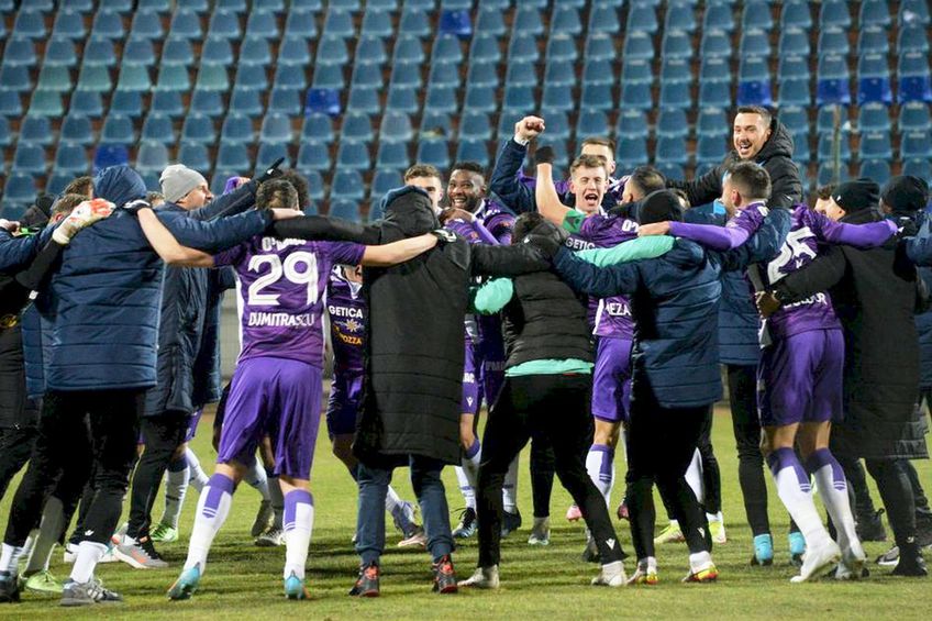 FC Argeș sărbătorește calificarea în play-off // foto: Ionuț Tăbultoc