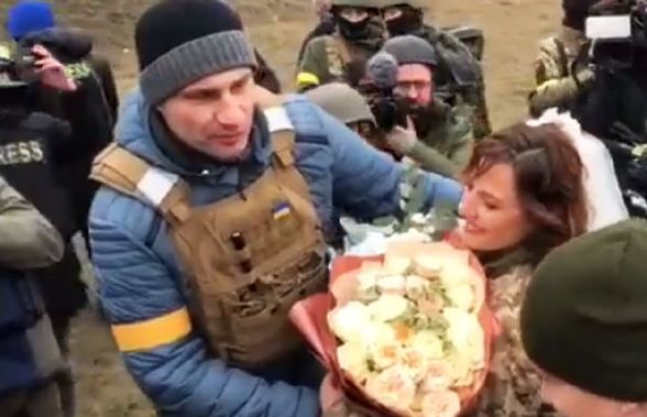 Vitali Klitscko, martor la un moment emoționant pe frontul din Ucraina » Doi soldați s-au căsătorit, iar fostul boxer a sărutat mireasa