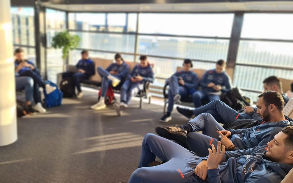 Clipe de panică în avionul naționalei României: pilotul n-a putut ateriza în Feroe din cauza unei furtuni de zăpadă. „Tricolorii” au ajuns până la urmă la destinație