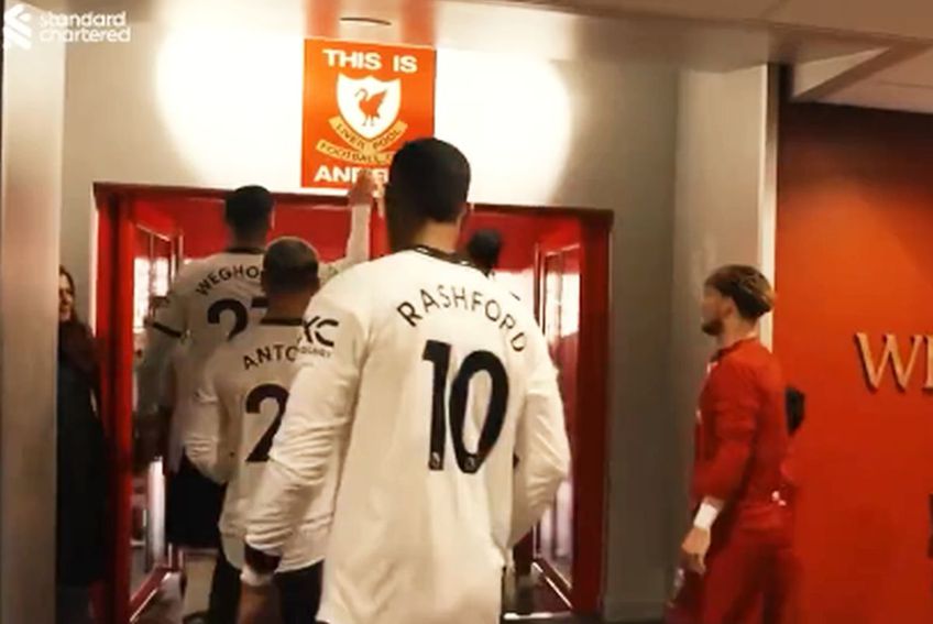 Wout Weghorst, atingând semnul „This is Anfield” înainte de Liverpool - Manchester United