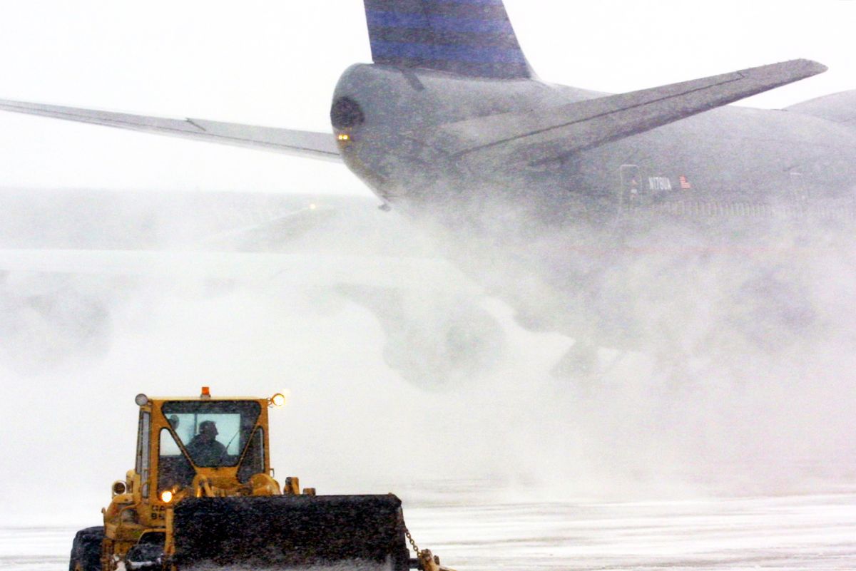 Clipe de panică în avionul naționalei României: pilotul n-a putut ateriza în Feroe din cauza unei furtuni de zăpadă. „Tricolorii” au ajuns până la urmă la destinație
