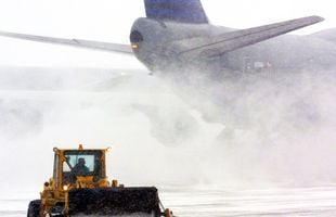 Clipe de panică în avionul naționalei României: pilotul n-a putut ateriza în Feroe din cauza unei furtuni de zăpadă. „Tricolorii” au ajuns până la urmă la destinație