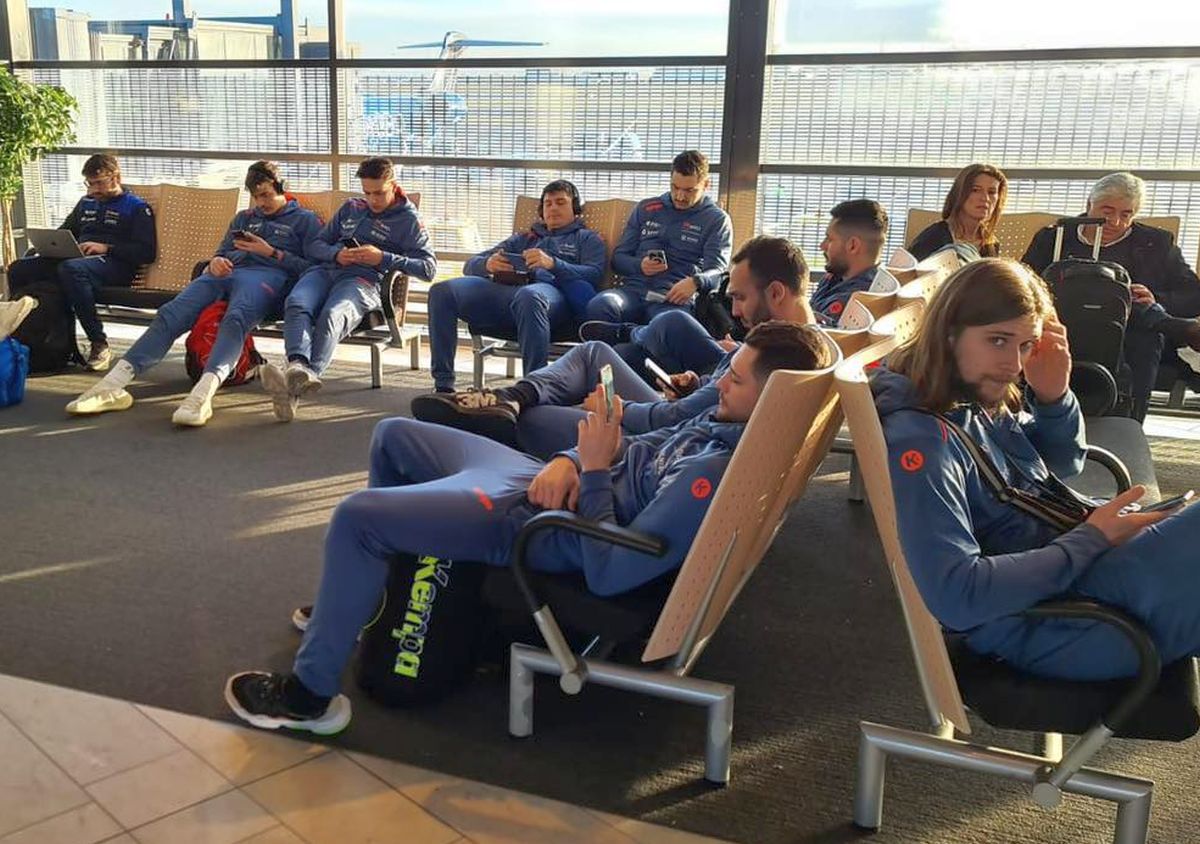 Clipe de panică în avionul naționalei României: pilotul n-a putut ateriza în Feroe din cauza unei furtuni de zăpadă. „Tricolorii” au ajuns până la urmă la destinație