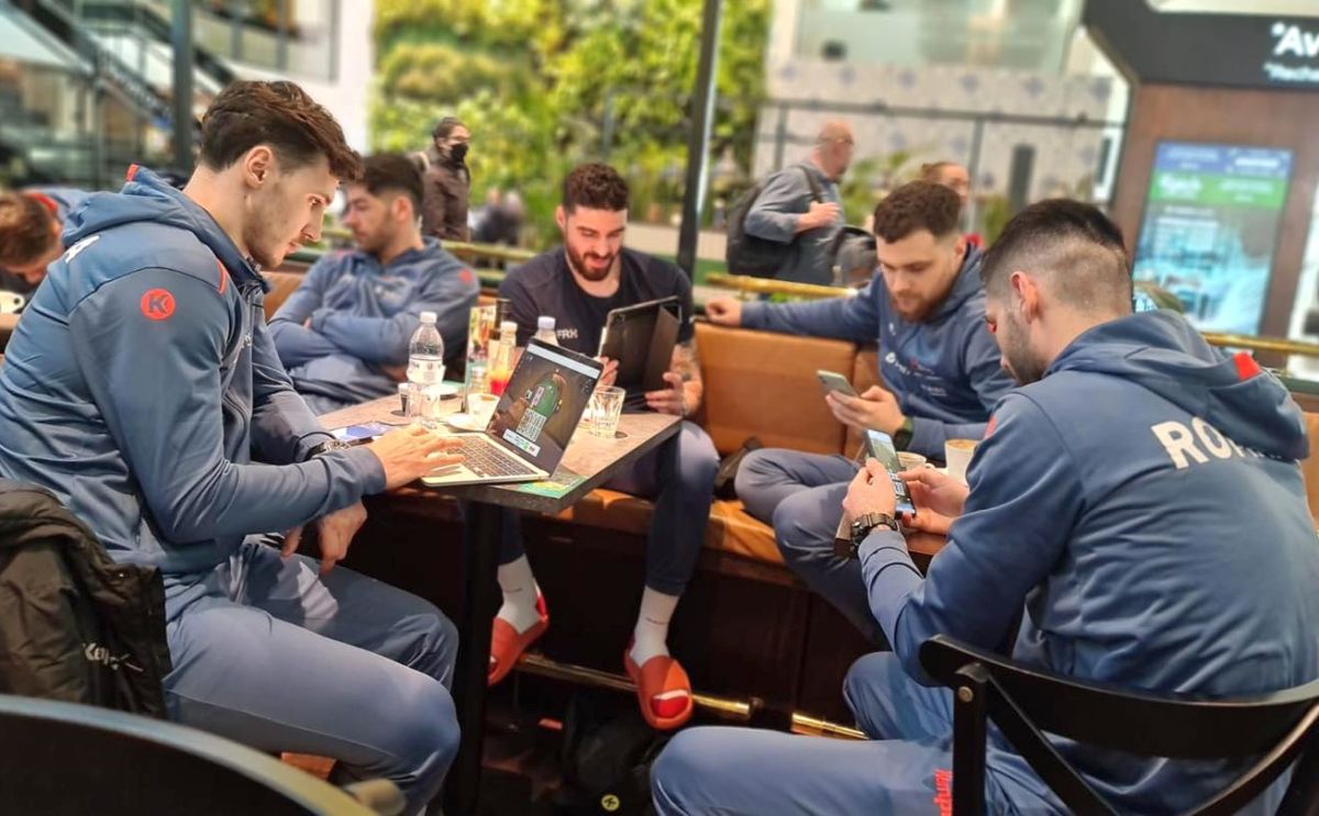 Clipe de panică în avionul naționalei României: pilotul n-a putut ateriza în Feroe din cauza unei furtuni de zăpadă. „Tricolorii” au ajuns până la urmă la destinație