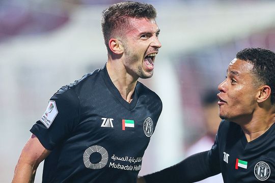 Florin Tănase, în stânga, a înscris în Al Sharjah - Al-Jazira // sursă foto: Twitter @ Al-Jazira