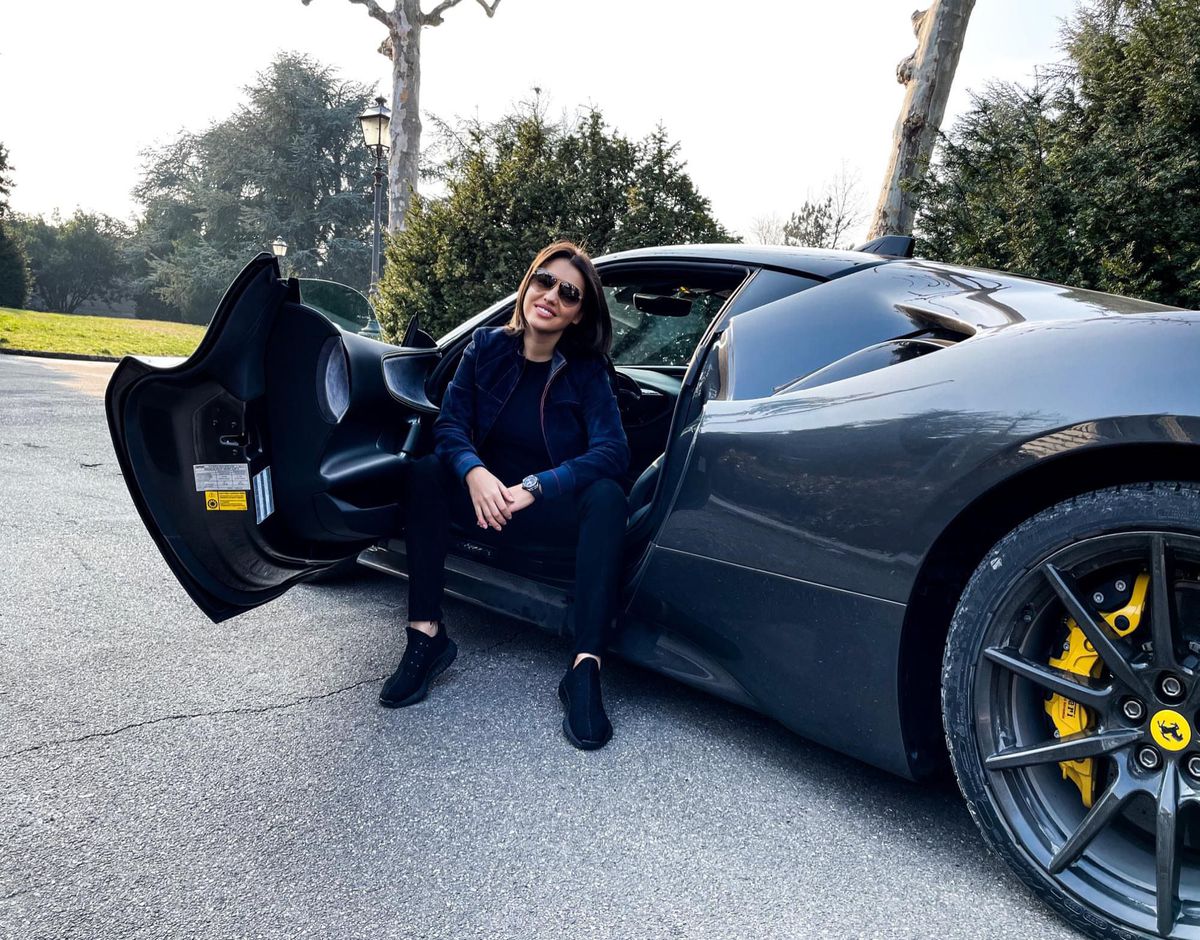 Soția româncă a miliardarului Piero Ferrari, apariție la TV într-o ținută de 500 de lei: „Rochia este de pe AliExpress”