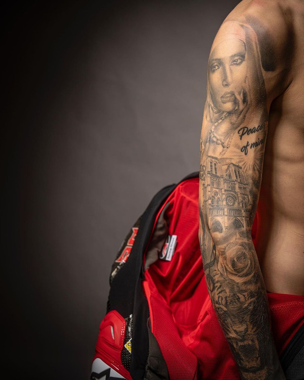 Durere și artă » Piloții din MotoGP așa cum nu i-ai mai văzut » S-au dezbrăcat și își arată cicatricile șocante, dar și tatuajele spectaculoase