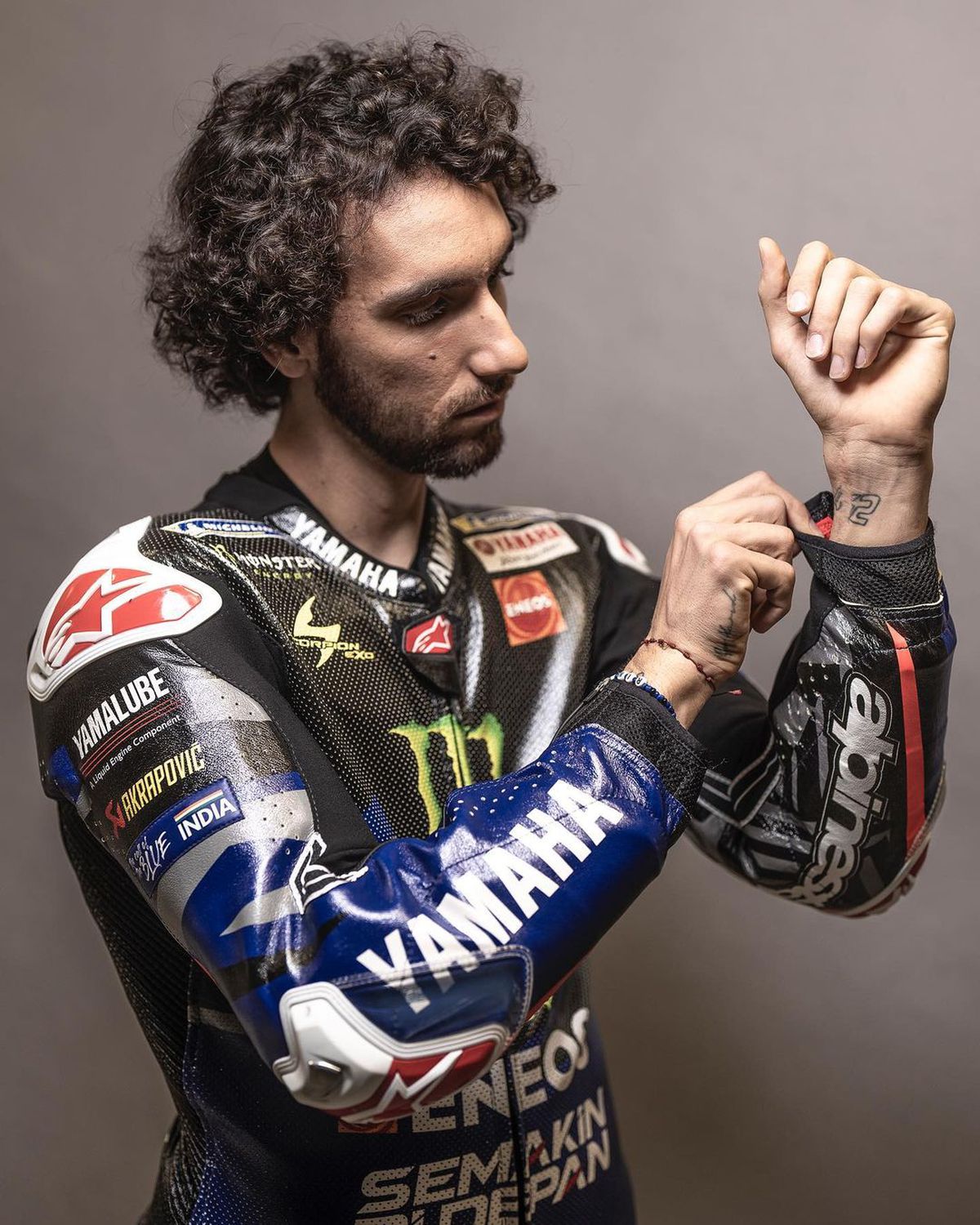 Durere și artă » Piloții din MotoGP așa cum nu i-ai mai văzut » S-au dezbrăcat și își arată cicatricile șocante, dar și tatuajele spectaculoase